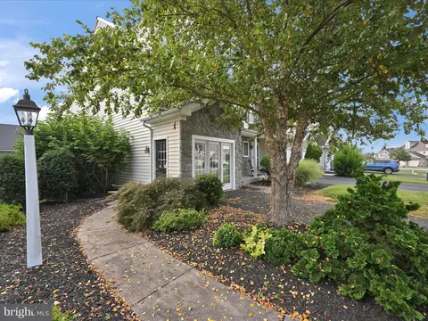 230 Lakeside Xing, Mount Joy, PA 17552