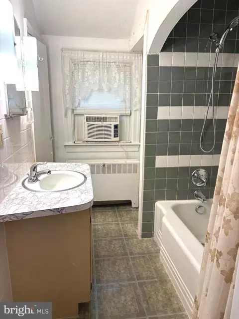 Bath - 112 N New St, Lititz, PA 17543 photo 1 of 2