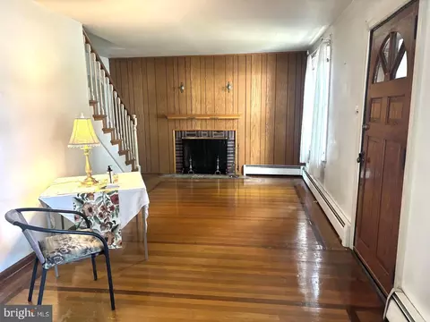 Living - 112 N New St, Lititz, PA 17543 photo 2 of 6