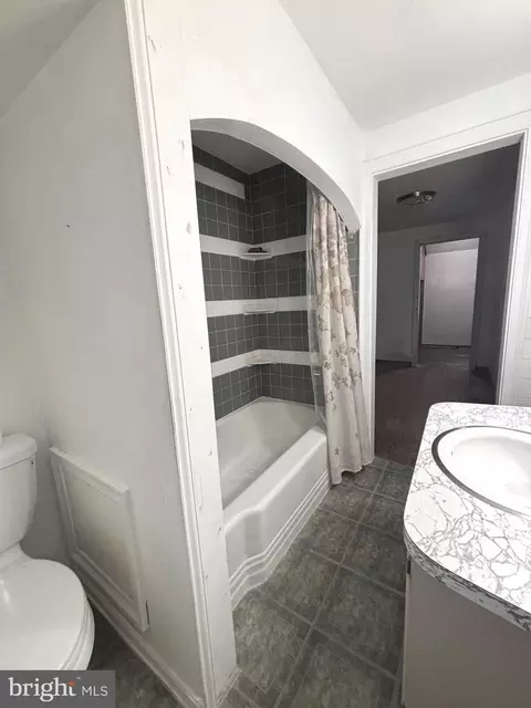 Bath - 112 N New St, Lititz, PA 17543 photo 2 of 2
