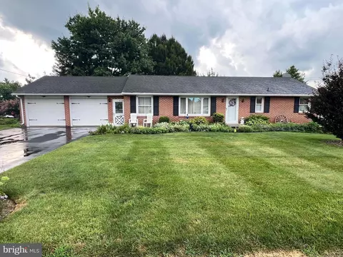 724 School Ln, New Holland, PA 17557