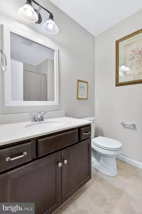 Bath - 349 Pin Oak Dr, Lititz, PA 17543 photo 4 of 5