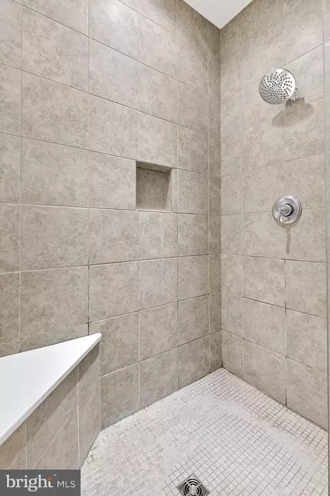 Bath - 349 Pin Oak Dr, Lititz, PA 17543 photo 2 of 5