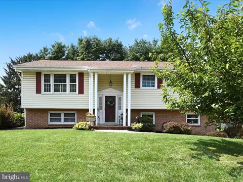 5042 Martin Dr, East Petersburg, PA 17520