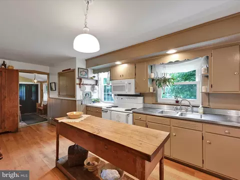 Kitchen - 18 Zartman Mill Rd, Lititz, PA 17543 photo 2 of 3