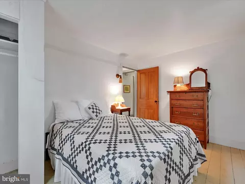 Bedroom - 18 Zartman Mill Rd, Lititz, PA 17543 photo 4 of 8