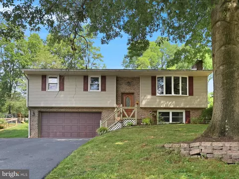 86 E Church St, Stevens, PA 17578