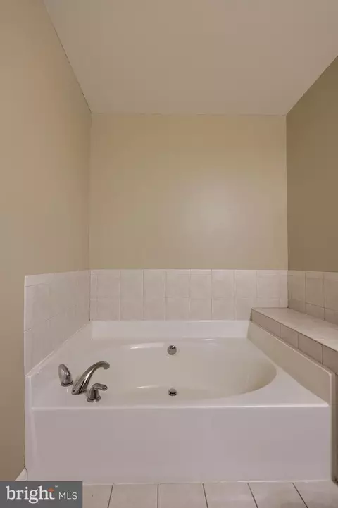 Bath - 1047 Kent Gdn, Lititz, PA 17543 photo 1 of 5