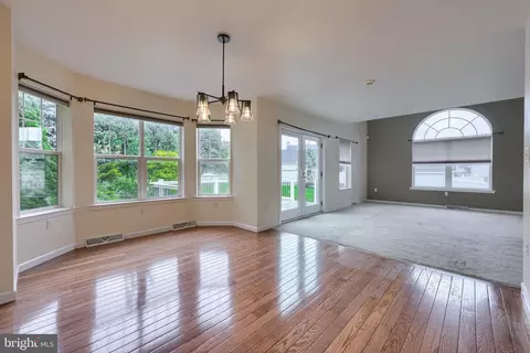 Living - 1047 Kent Gdn, Lititz, PA 17543 photo 8 of 9