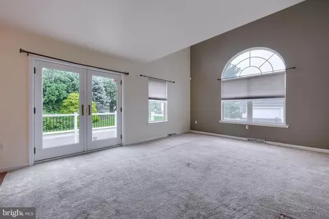 Living - 1047 Kent Gdn, Lititz, PA 17543 photo 6 of 9