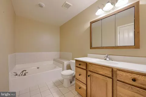 Bath - 1047 Kent Gdn, Lititz, PA 17543 photo 2 of 5