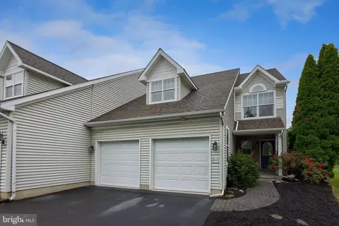 Exterior - 1047 Kent Gdn, Lititz, PA 17543 photo 8 of 8