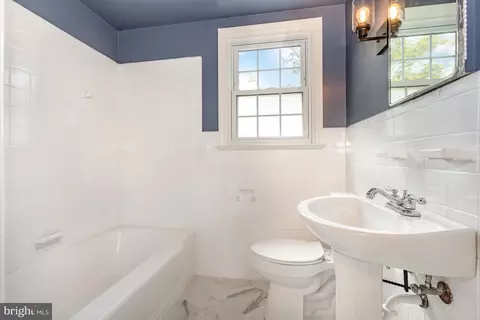 Bath - 421 Laurel Ave, Lititz, PA 17543 photo 1 of 1