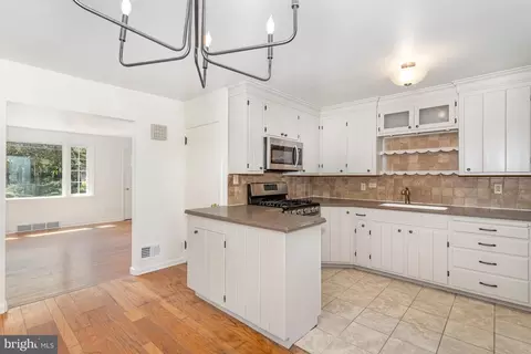 Kitchen - 421 Laurel Ave, Lititz, PA 17543 photo 2 of 3