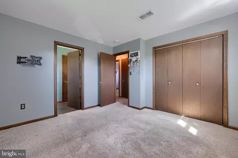 Bedroom - 127 W Lexington Rd, Lititz, PA 17543 photo 3 of 5