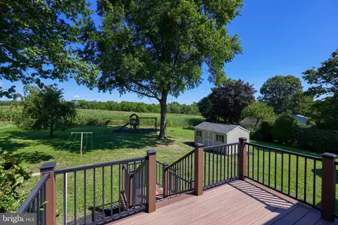 Exterior - 127 W Lexington Rd, Lititz, PA 17543 photo 4 of 8