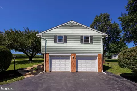 Exterior - 127 W Lexington Rd, Lititz, PA 17543 photo 3 of 8