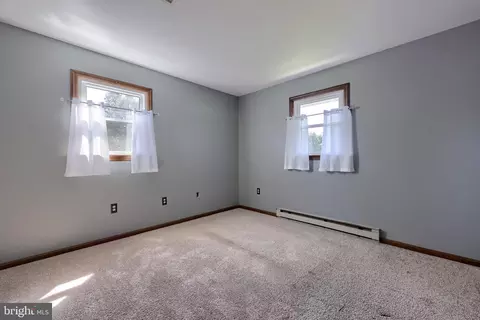 Bedroom - 127 W Lexington Rd, Lititz, PA 17543 photo 2 of 5