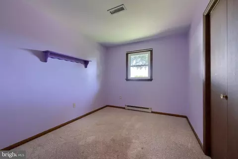 Bedroom - 127 W Lexington Rd, Lititz, PA 17543 photo 4 of 5