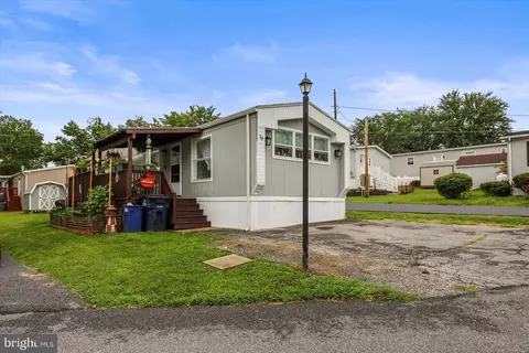 16 Earl Ln, Lititz, PA 17543 photo 2