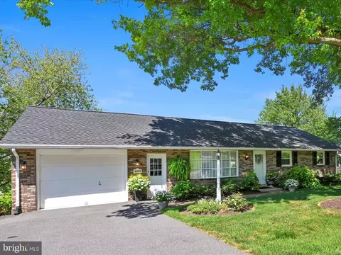 137 Edgewood Dr, New Holland, PA 17557
