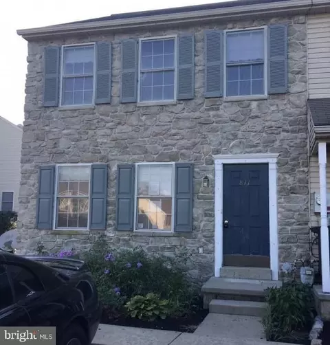 811 Knoll Dr, Mount Joy, PA 17552