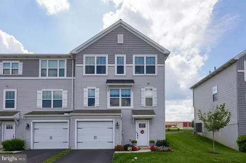 5 Southside Dr, Willow Street, PA 17584