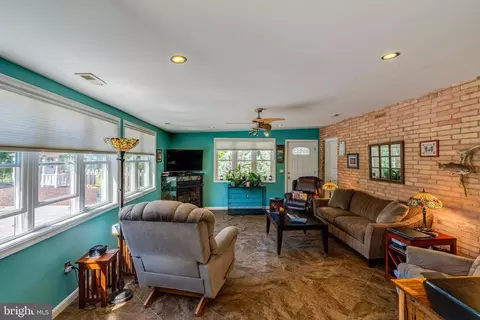 Living - 510 Bluebird Rd, Lititz, PA 17543 photo 2 of 2