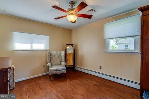 Bedroom - 510 Bluebird Rd, Lititz, PA 17543 photo 3 of 5