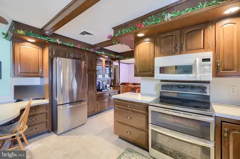 Kitchen - 24 Pfautz Ave, Lititz, PA 17543 photo 2 of 4