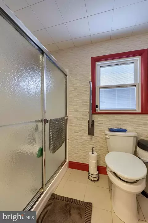 Bath - 24 Pfautz Ave, Lititz, PA 17543 photo 1 of 2