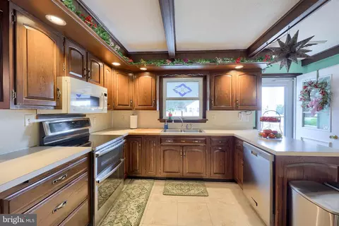 Kitchen - 24 Pfautz Ave, Lititz, PA 17543 photo 1 of 4