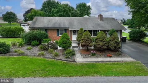 24 Pfautz Ave, Lititz, PA 17543
