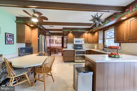 Kitchen - 24 Pfautz Ave, Lititz, PA 17543 photo 3 of 4