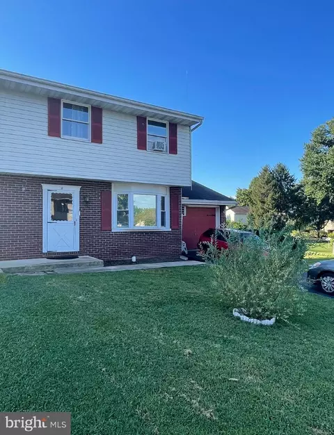 11 Clarendon Dr, Lancaster, PA 17603