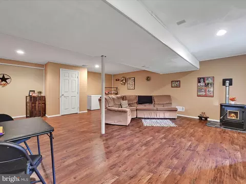 Living - 13 Fox Run Ter, Lititz, PA 17543 photo 3 of 4