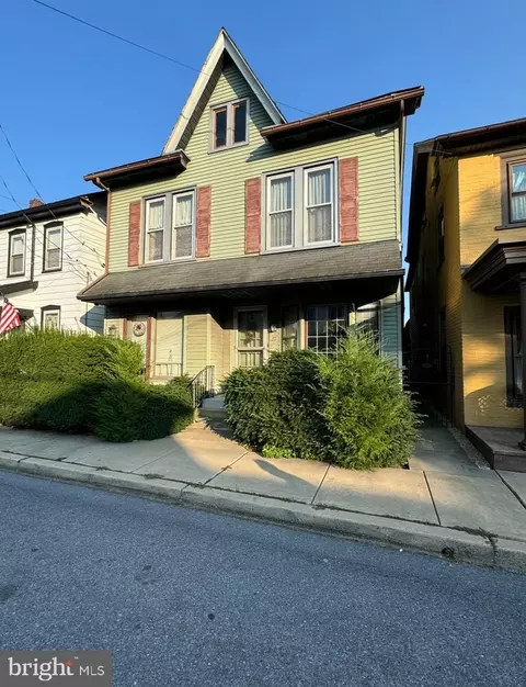 17 N Reamstown Rd, Stevens, PA 17578