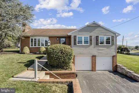 31 Springcrest Dr, Akron, PA 17501