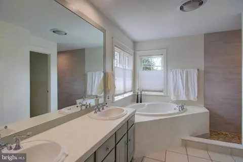Bath - 382 Rumford Rd, Lititz, PA 17543 photo 2 of 6