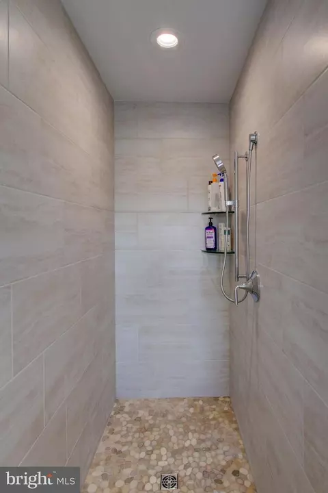 Bath - 382 Rumford Rd, Lititz, PA 17543 photo 4 of 6