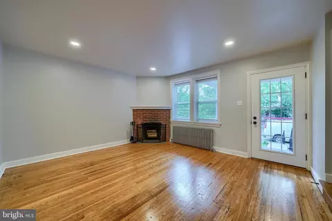 Living - 138 Ruby St, Lancaster, PA 17603 photo 2 of 5
