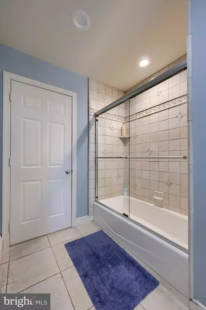 Bath - 38 Westwind Cir, Lititz, PA 17543 photo 9 of 11