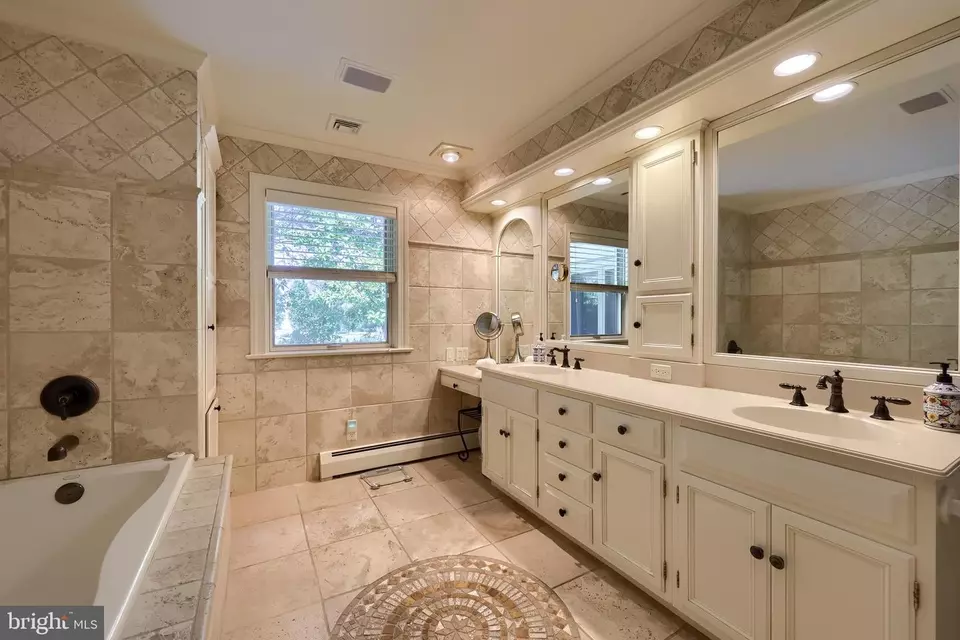 Bath - 38 Westwind Cir, Lititz, PA 17543 photo 2 of 11