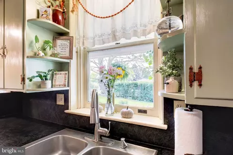 Kitchen - 1517 E Newport Rd, Lititz, PA 17543 photo 4 of 5