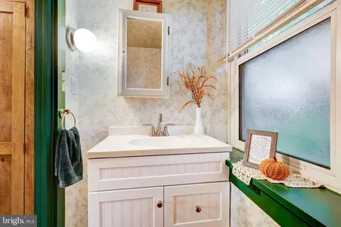 Bath - 1517 E Newport Rd, Lititz, PA 17543 photo 2 of 5