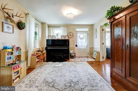 Entry Way - 1517 E Newport Rd, Lititz, PA 17543 photo 4 of 7