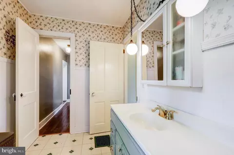 Bath - 1517 E Newport Rd, Lititz, PA 17543 photo 5 of 5