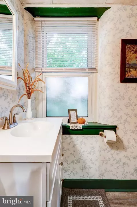 Bath - 1517 E Newport Rd, Lititz, PA 17543 photo 1 of 5
