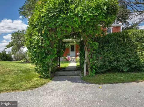 Exterior - 1517 E Newport Rd, Lititz, PA 17543 photo 6 of 20