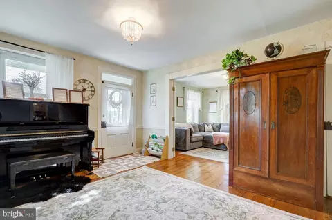 Entry Way - 1517 E Newport Rd, Lititz, PA 17543 photo 1 of 7